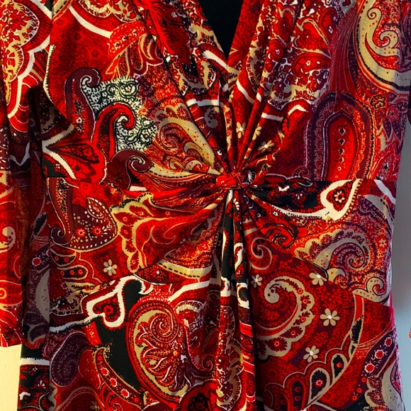 3/4 lgth twist front red paisley stretch blouse. Sz L...29" from collar to hem - Picture 1 of 8